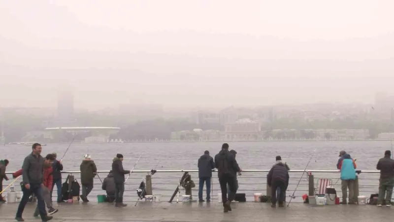 Sis ile kaplanan İstanbul Boğazı kartpostallık görüntüler oluşturdu