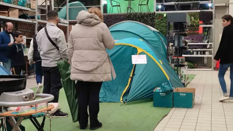İstanbul’da vatandaşlar çadır satış yerlerine akın etti