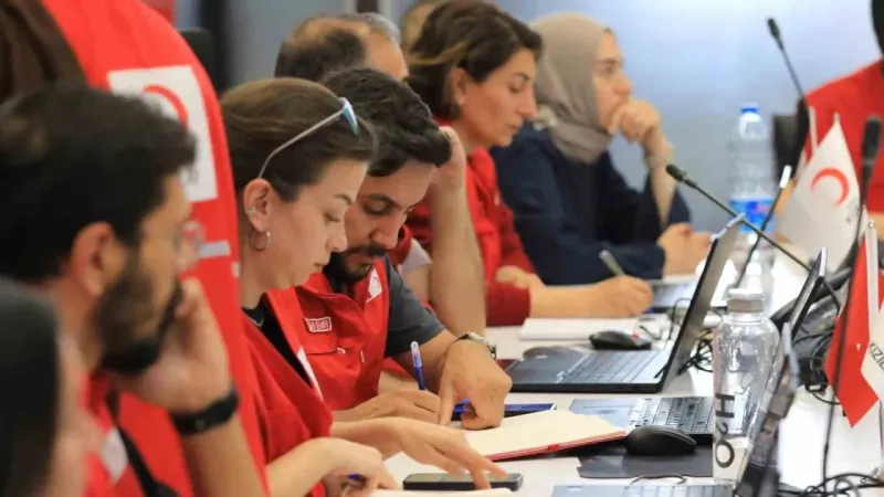 Türk Kızılay İstanbul depremi sonrası beslenme desteğiyle toplanma alanlarında