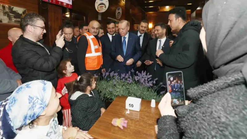 Cumhurbaşkanı Erdoğan’dan geceyi dışarda geçiren vatandaşları ziyaret