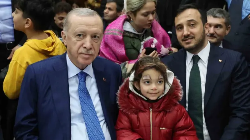 Cumhurbaşkanı Erdoğan’dan geceyi dışarda geçiren vatandaşları ziyaret