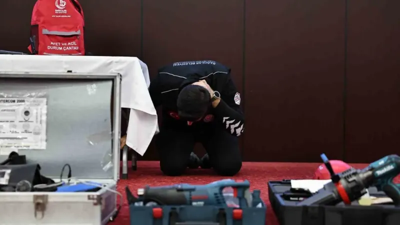 Uzmandan uyarı: "Deprem gelmeden evinizde tatbikat yapın" Uzmandan uyarı: "Deprem gelmeden evinizde tatbikat yapın"