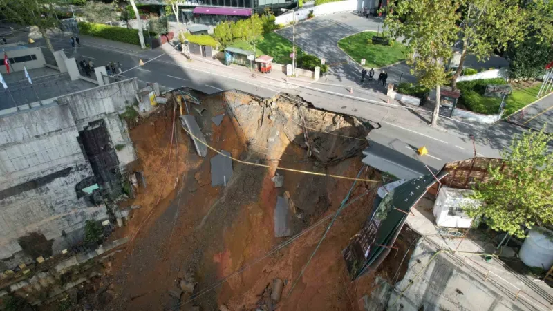 Sarıyer’de yol çöktü: Doğalgaz sıkıştı, patlama oldu