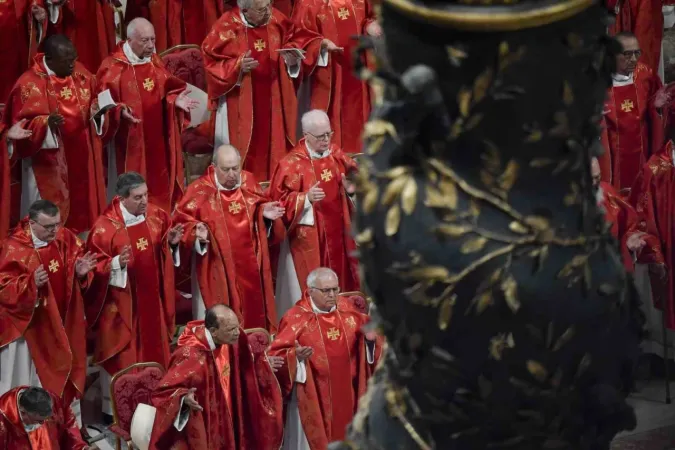 Vatikan’da papa seçimi başlıyor