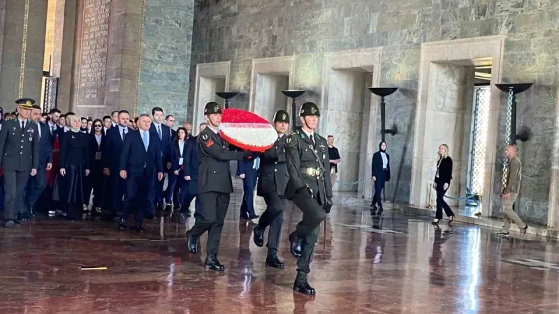 Bakan Bak’tan gençler ve sporcularla Anıtkabir’e ziyaret