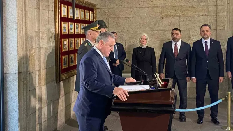 Bakan Bak’tan gençler ve sporcularla Anıtkabir’e ziyaret