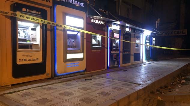 Bursa’da babasına kızan kadın ATM’leri parçaladı Bursa’da babasına kızan kadın ATM’leri parçaladı