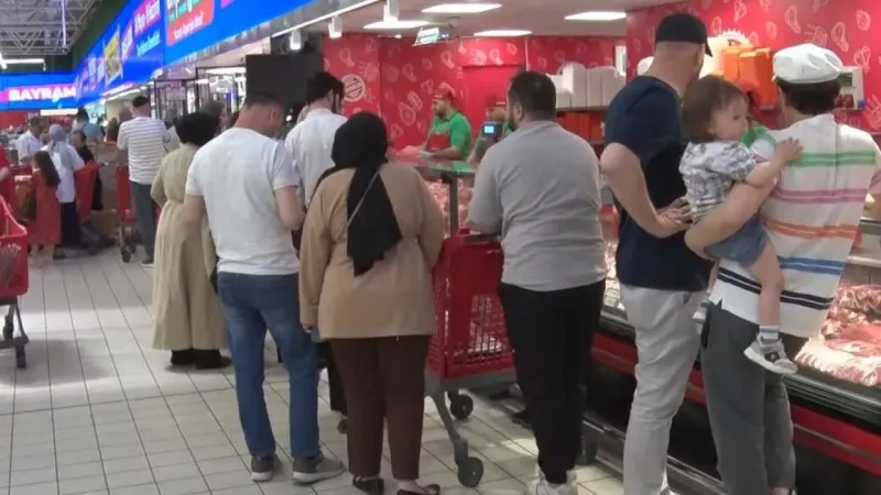 Bayram öncesi büyük indirim yapılan markete vatandaşlar akın etti