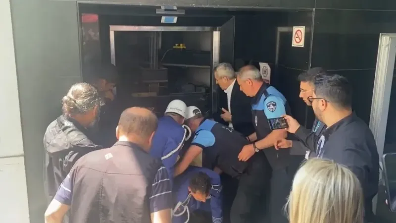 İlhan Şeşen’in cenazesi asansörde mahsur kaldı