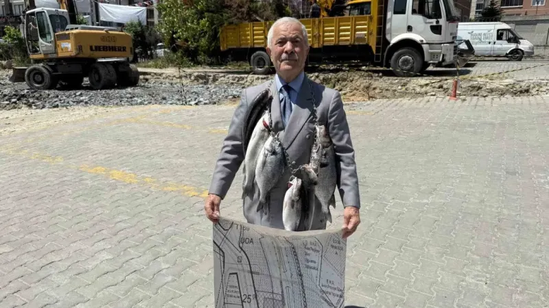 Balıkçı Kenan, boynuna astığı balıklarla İmamoğlu ve Özel’i protesto etti