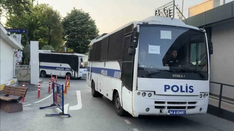 İBB’ye yönelik soruşturmada 5’inci dalgada gözaltına alınan şüpheliler sağlık kontrolüne getirildi