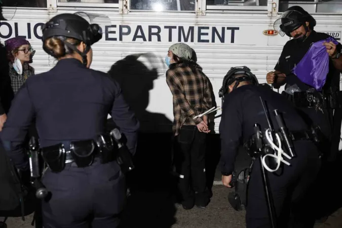 Los Angeles sokakları alev alev: 100’den fazla kişi gözaltına alındı