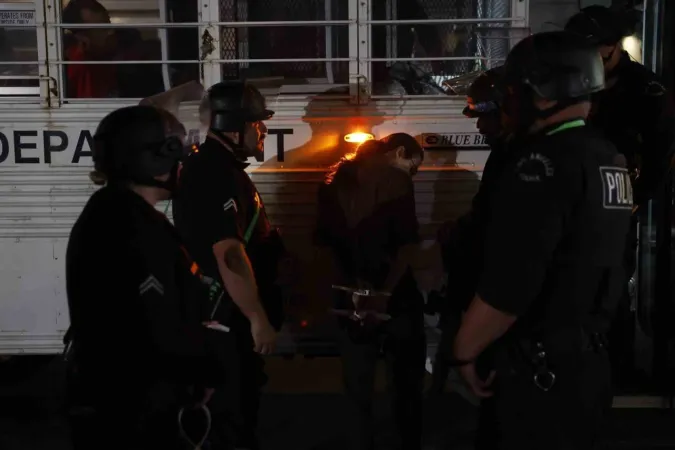 Los Angeles sokakları alev alev: 100’den fazla kişi gözaltına alındı