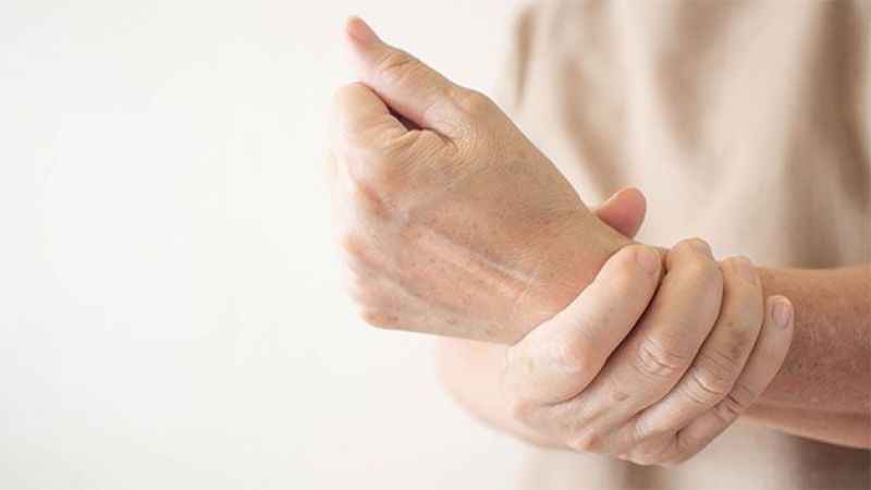  Baş parmakta görülen titremeye dikkat!