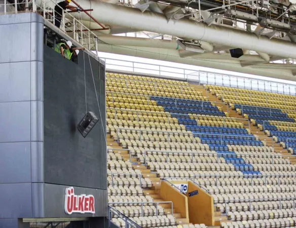 Fenerbahçe stadındaki scoreboardlar yenileniyor
