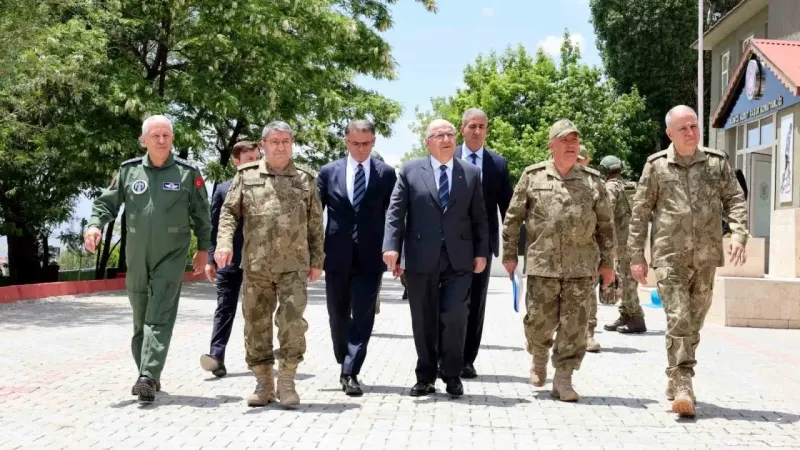 Bakan Güler İran sınır hattında incelemelerde bulundu