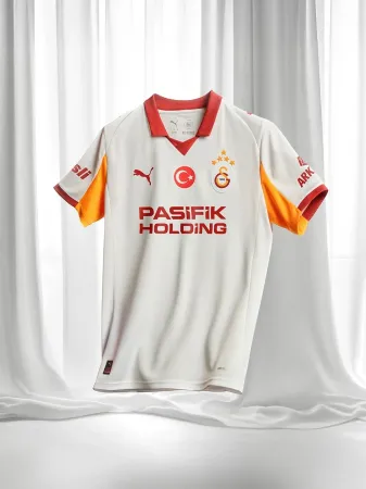 Galatasaray’ın yeni sezon formaları taraftarın beğenisine sunuldu