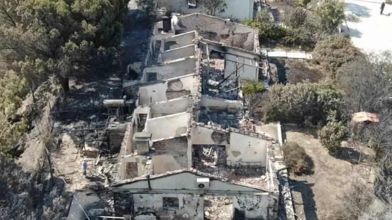 İzmir’deki yangında 85 yazlık ev küle döndü