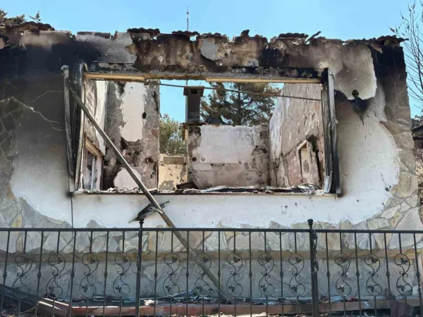 İzmir’deki yangında 85 yazlık ev küle döndü