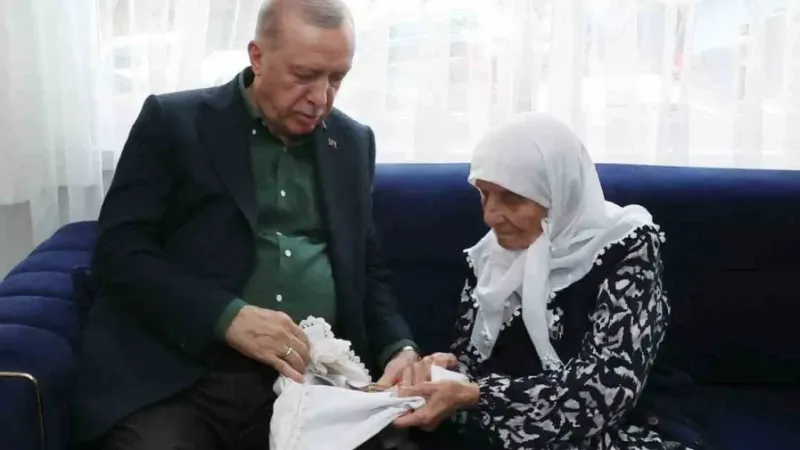 Cumhurbaşkanı Erdoğan, 99 yaşındaki şehit annesini ziyaret etti