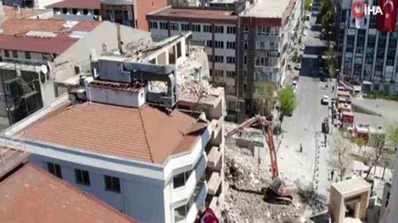Kentsel dönüşüm için binaya zarar verdi iddiası