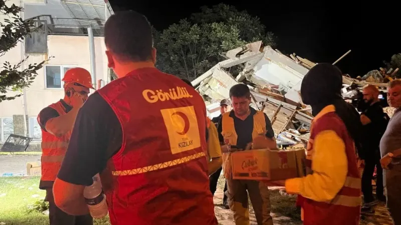 Türk Kızılay, Sındırgı depremi sonrası afetzedelere beslenme desteği sağlıyor