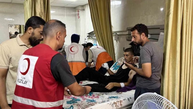Türk Kızılay Gazze’deki El Kudüs Hastanesi’ne her gün sıcak yemek ulaştırıyor