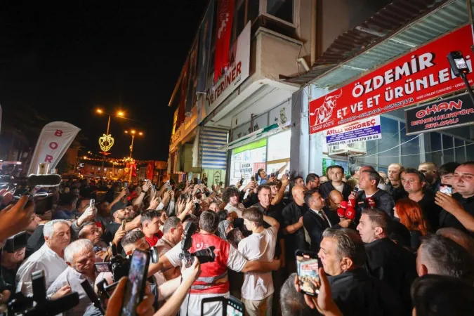 CHP Genel Başkanı Özel, Zafer Yolu’ndan Kocatepe’ye yürüdü