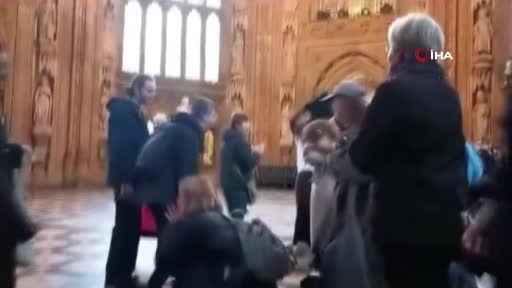 İngiltere parlamentosunda Gazze’de kalıcı ateşkes için oturma eylemi düzenlendi