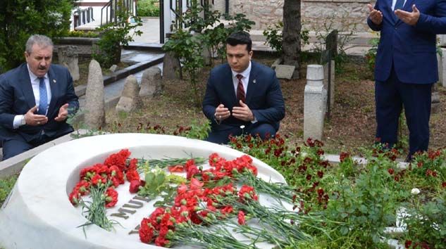 Destici, Muhsin Yazıcıoğlu’nun kabrini ziyaret etti