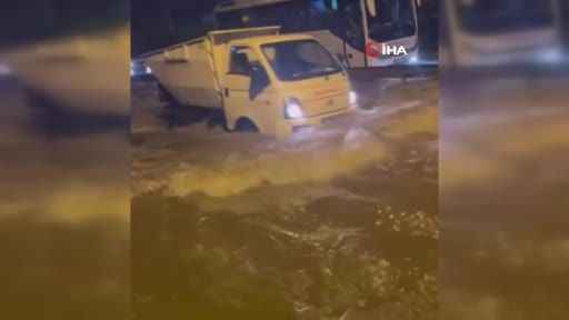 İzmir’de sağanak yağış hayatı olumsuz etkiledi