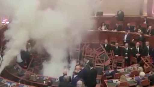 Arnavutluk parlamentosunda sis bombası atıldı