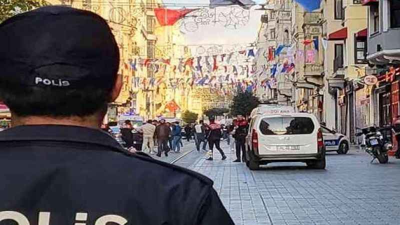 Taksim'de yarı çıplak turist ortalığı birbirine kattı