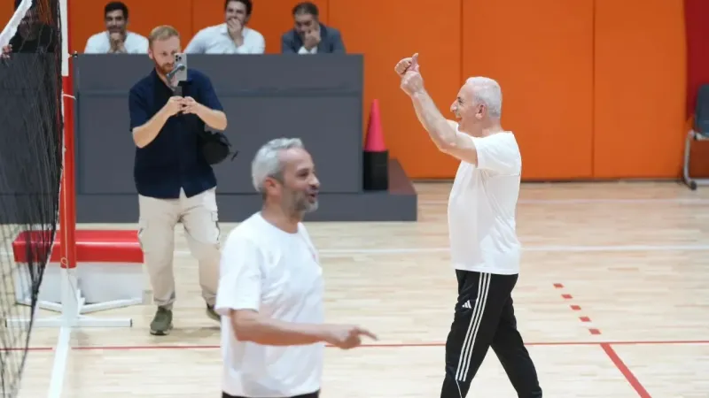 Başkan Yıldırım personelle voleybol oynadı