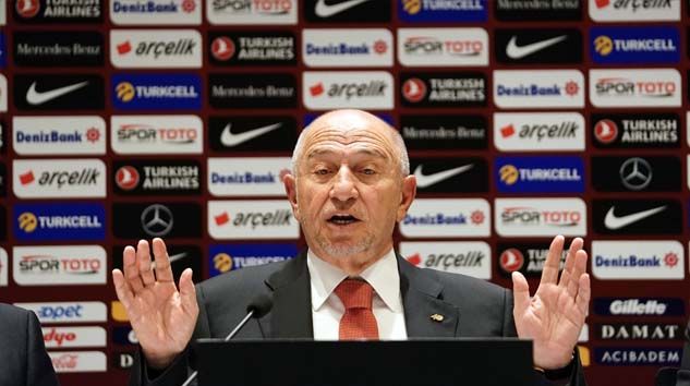 Nihat Özdemir: Bizi çok sıkıntılı, sıkışık bir futbol sezonu beklemekte