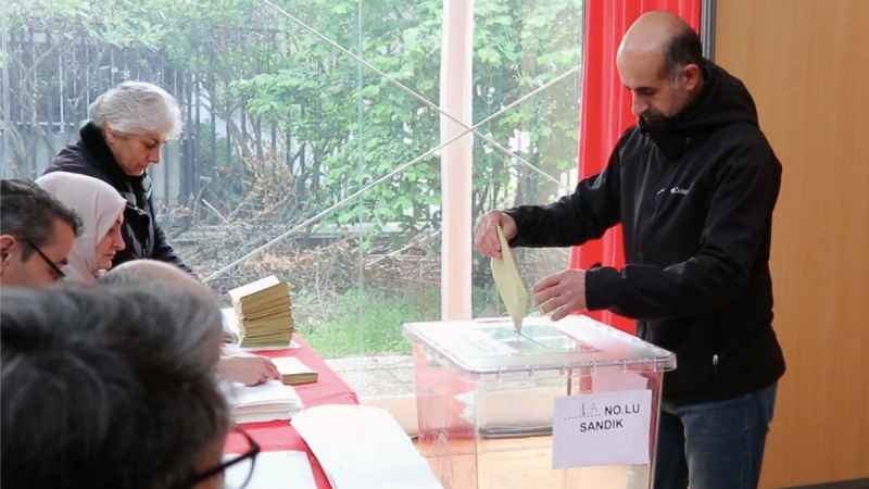 Fransa'daki Türk vatandaşları sandık başında