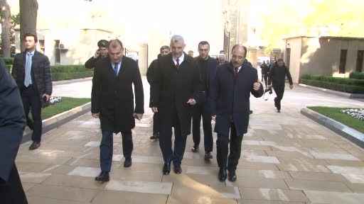 Ticaret Bakanı Bolat'tan Bakü'de şehitlik ziyareti