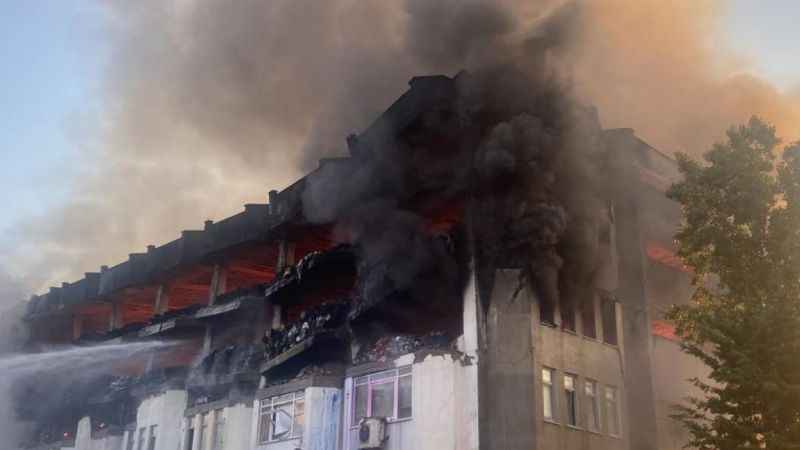 İkitelli Organize Sanayi Bölgesi'ndeki iş hanı çöktü