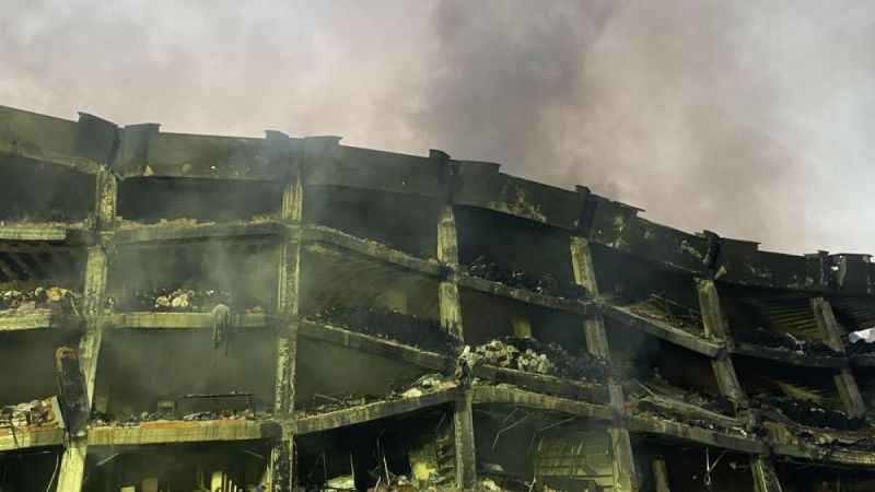 İş hanının söndürme çalışmaları 3 gündür devam ediyor