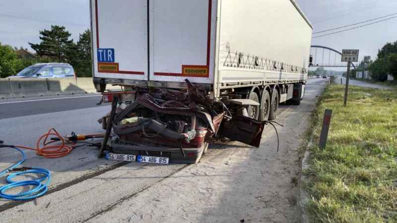 D-650'de feci kaza, tıra ok gibi saplandı: 1 ölü