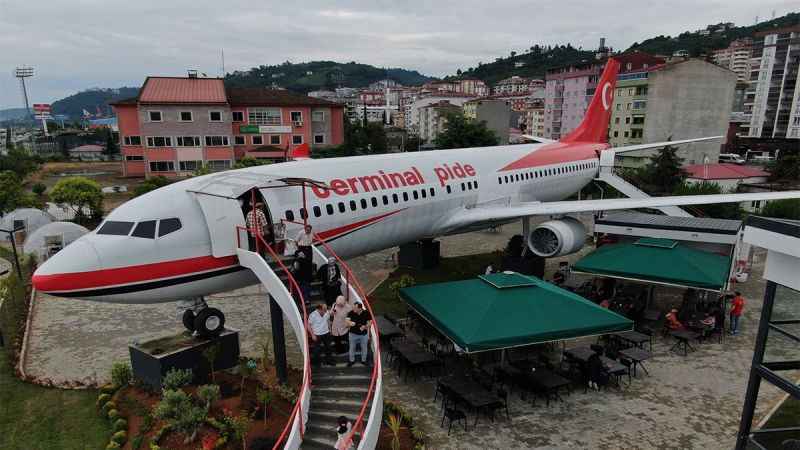 Pistten çıkan uçak pide salonu oldu