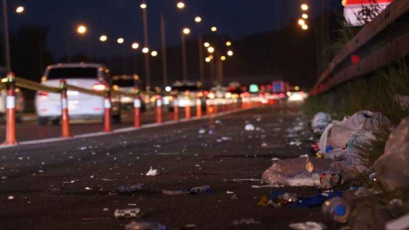 Tatilcilerin yoğunluğu azaldı, çöpleri yollarda kaldı