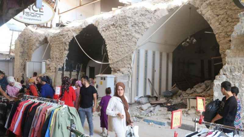 Enkaz kent Hatay'da bayram alışverişi