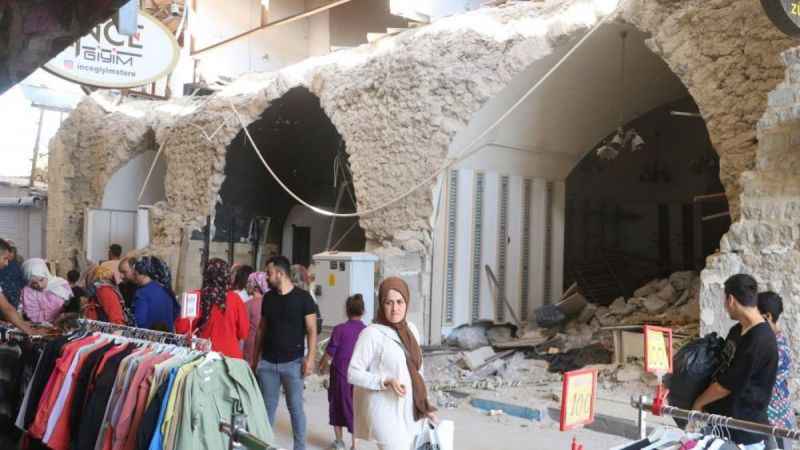 Enkaz kent Hatay'da bayram alışverişi