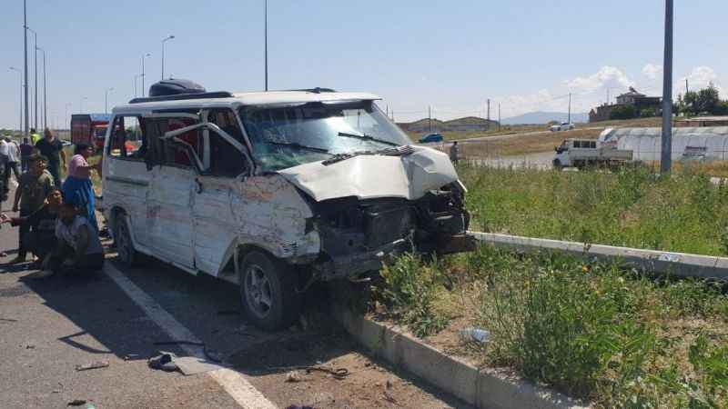 Ticari araç ile kamyon çarpıştı: 1 ölü, 14 yaralı