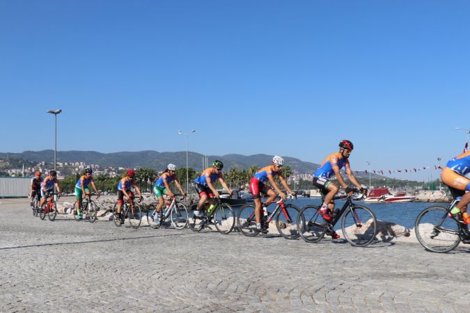 Depreminin anısına onlarca kilometre bisiklet sürdüler