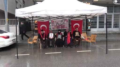 Aileler soğuk havaya rağmen evlat nöbetine devam ediyor