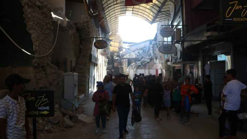 Enkaz kent Hatay'da bayram alışverişi