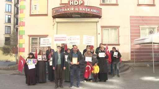 Bir aile daha evlat nöbetine katıldı