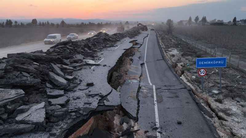 Hatay’da 4 metre kırılmaların olduğu yolda çalışmalar devam ediyor